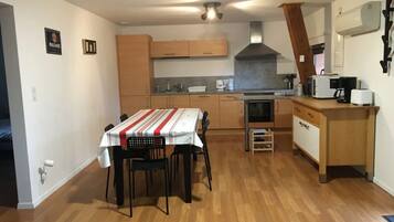 Junior Apartment, Garden View | In-room dining