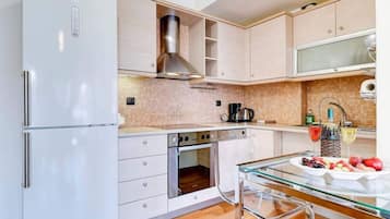 Køleskab, ovn, kogeplade, opvaskemaskine