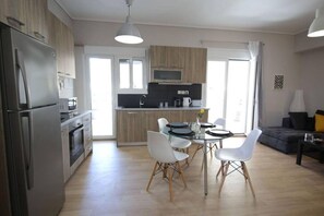 Fridge, oven, stovetop, coffee/tea maker - Penthouse lux flat with 2 bd next to larissis (Athina)
