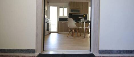 Fridge, oven, stovetop, coffee/tea maker