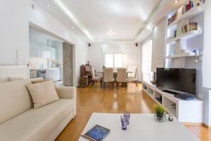 TV, fireplace