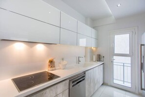 Fridge, microwave, oven, stovetop - ONE block from the sea Family house at Floisvos (Paleo Faliro)