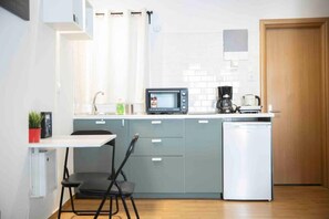 Fridge, oven, stovetop, coffee/tea maker