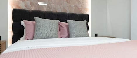 1 dormitori, planxa i posts de planxar, wifi i roba de llit