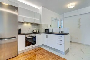 Een koelkast, een microgolfoven, een oven, een kookplaat