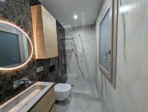 Douche, sèche-cheveux, serviettes fournies