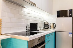 Fridge, oven, coffee/tea maker, toaster