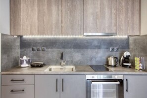 Fridge, oven, coffee/tea maker