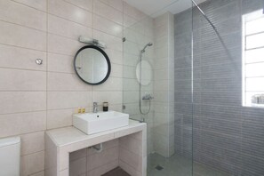 Articles de toilette (gratuits), séchoir à cheveux, serviettes fournies