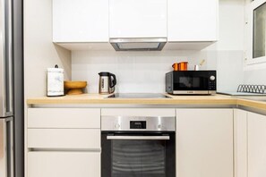 Réfrigérateur, micro-ondes, four, plaque de cuisson