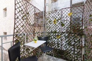 Outdoor dining - A little gem in the heart of Athens (Athina)