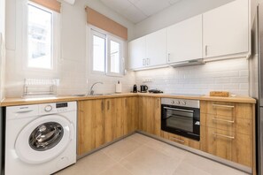Réfrigérateur, four, plaque de cuisson, cafetière/bouilloire
