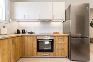 Fridge, oven, stovetop, coffee/tea maker