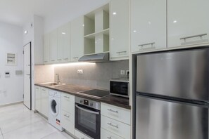 Een koelkast, een oven, een vaatwasser, een koffiezetapparaat/waterkoker