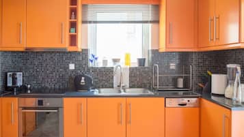 冷蔵庫、オーブン、食器洗い機、コーヒー / ティーメーカー