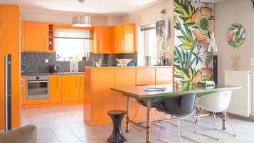 冷蔵庫、オーブン、食器洗い機、コーヒー / ティーメーカー