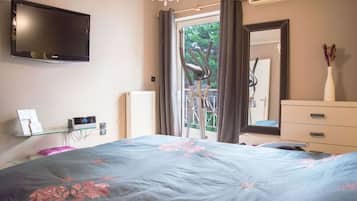 1 bedroom, desk, iron/ironing board, WiFi