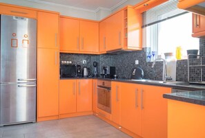 Refrigerador, horno, lavavajillas, cafetera/tetera