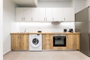 Een oven, een koffiezetapparaat/waterkoker, een broodrooster