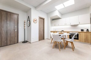 Oven, coffee/tea maker, toaster, cookware/dishes/utensils - Petit and cozy apartment in Nea Ionia (Nea Ionia)