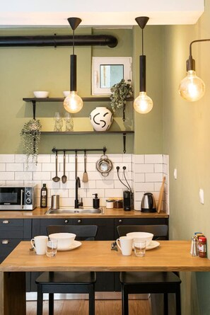 Kühlschrank, Ofen, Herdplatte, Wasserkocher mit Kaffee-/Teezubehör
