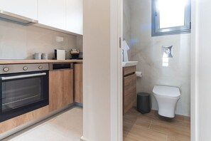 Kühlschrank, Ofen, Geschirrspüler, Wasserkocher mit Kaffee-/Teezubehör