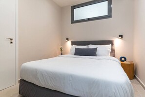 1 slaapkamer, een bureau, een strijkplank/strijkijzer, reisbedje