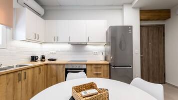 Uuni, kahvin-/teenkeitin, leivänpaahdin