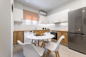 Horno, cafetera y tetera y tostadora 