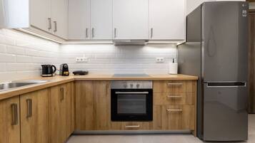 Ofen, Wasserkocher mit Kaffee-/Teezubehör, Toaster