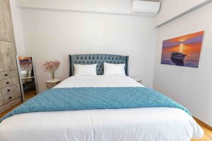 3 bedrooms, desk, WiFi, bed sheets