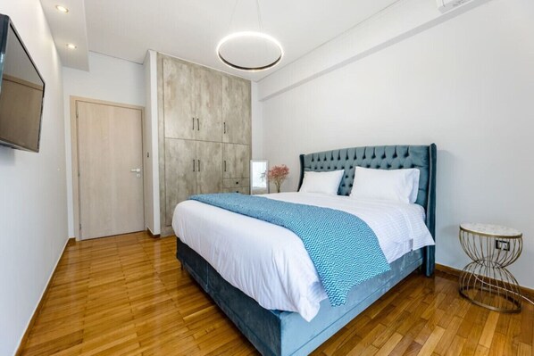 3 bedrooms, desk, WiFi, bed sheets