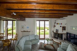 Téléviseur, foyer, chaîne audio