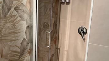 Doccia, asciugacapelli, asciugamani, sapone