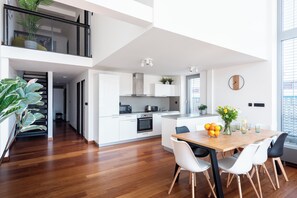 Àtic Deluxe, pati hawaià | Cuina privada | Frigorífic, microones, forn i placa de cuina 
