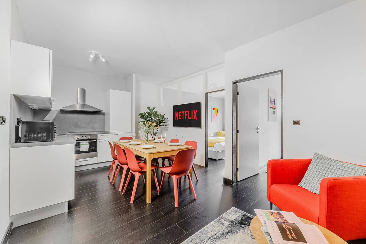 Familie appartement | Woonruimte | Een 32-inch smart-tv met kabelzenders, Netflix en streamingdiensten