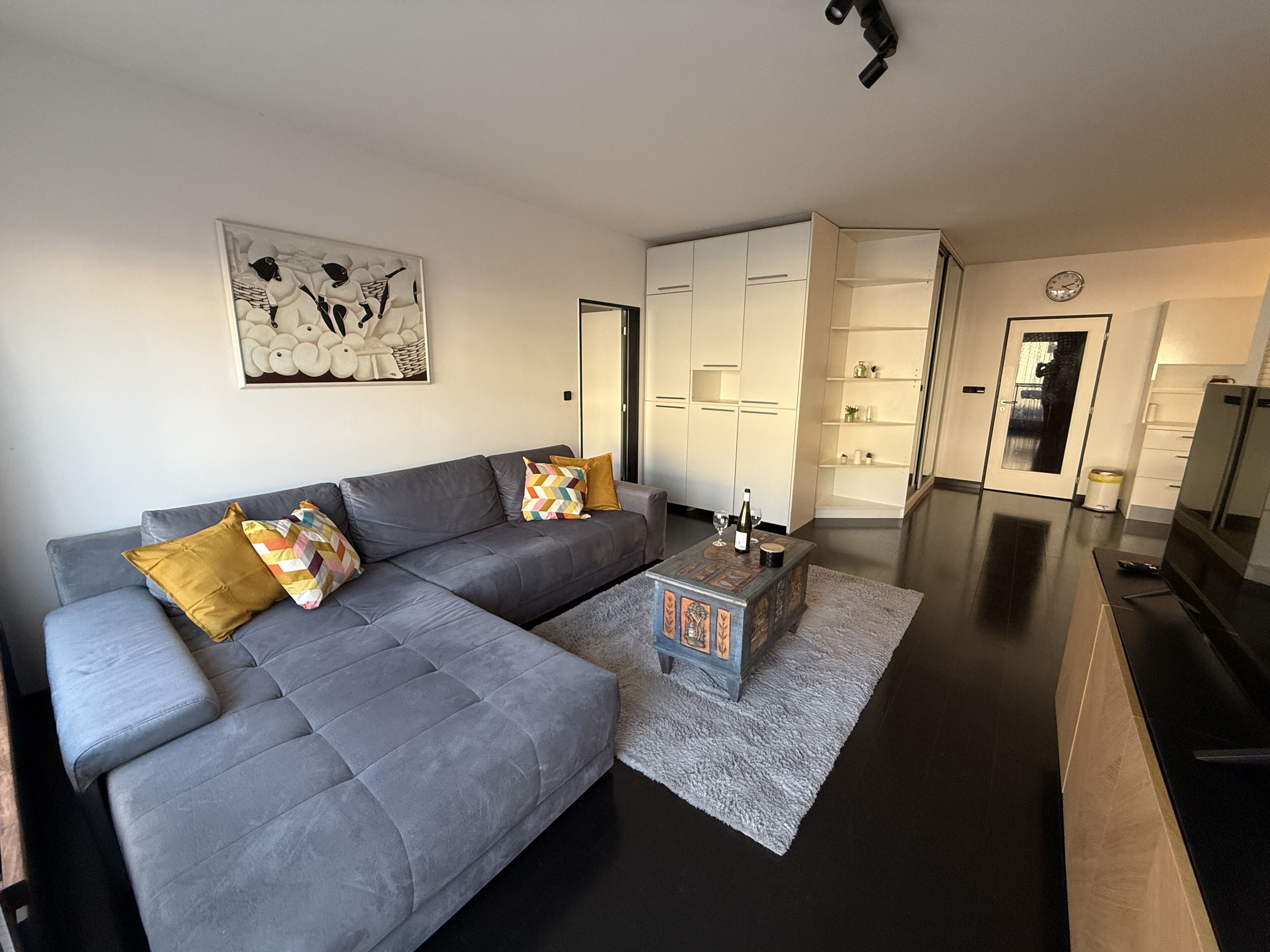 Comfort-Apartment | Wohnbereich | 50-Zoll-LED-Fernseher mit Kabelempfang