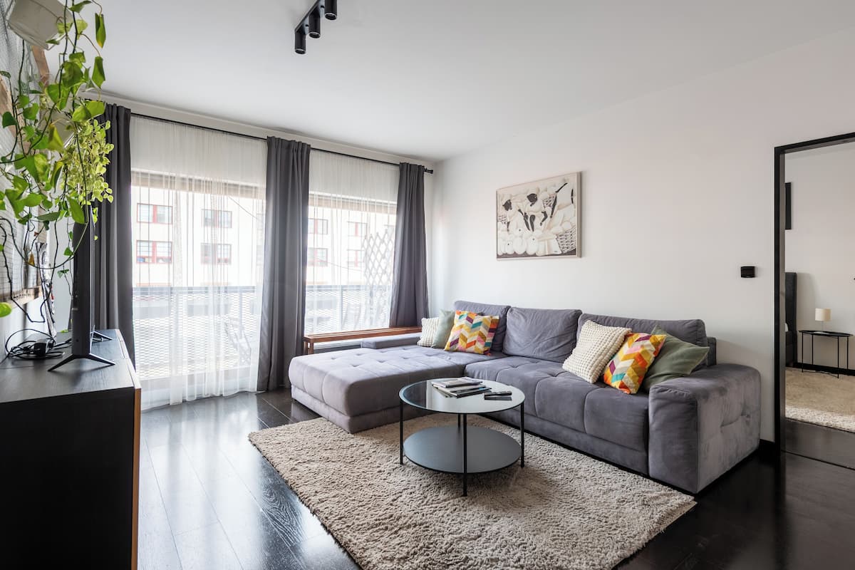 Căn hộ tiện nghi đơn giản | Khu phòng khách | TV LED 50-inch có truyền hình cáp