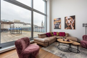 Penthouse tiện nghi đơn giản, lanai, quang cảnh thành phố | Khu phòng khách | Smart TV 32-inch có truyền hình cáp, Netflix, dịch vụ stream 