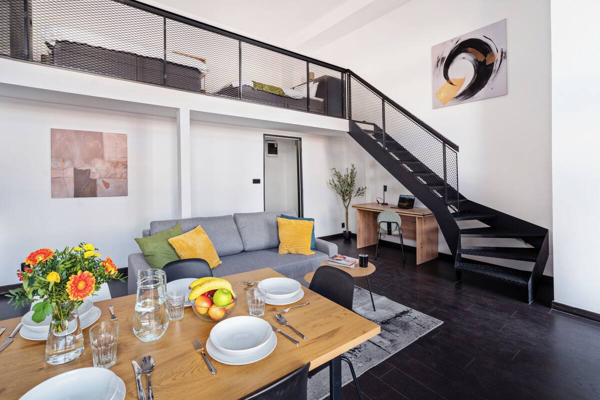 Comfort appartement, uitzicht op de binnenplaats | Woonruimte | Een 32-inch smart-tv met kabelzenders, Netflix en streamingdiensten
