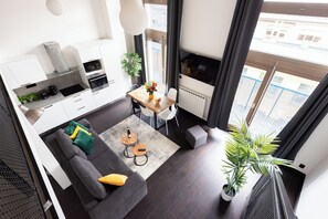Comfort appartement, uitzicht op de binnenplaats | Woonruimte | Een 32-inch smart-tv met kabelzenders, Netflix en streamingdiensten