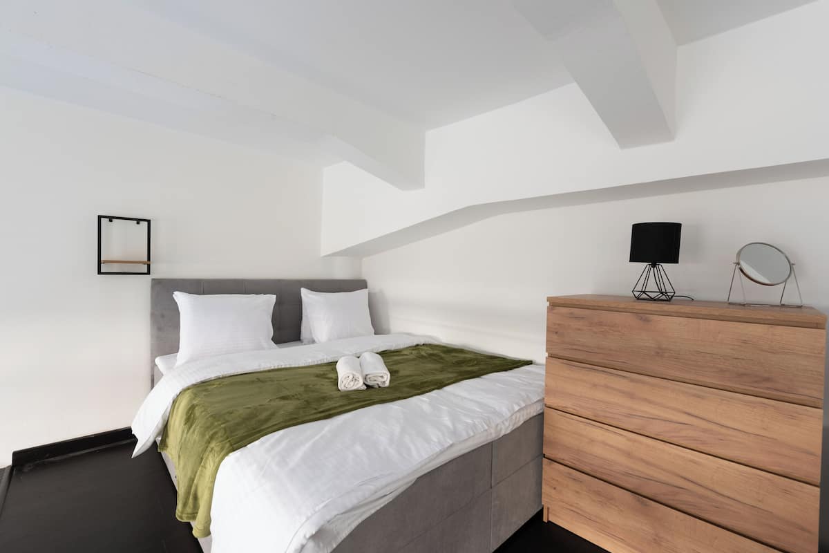 Klassiek appartement, 1 slaapkamer, uitzicht op de stad | Lakens van Egyptisch katoen, luxe beddengoed, verduisterende gordijnen