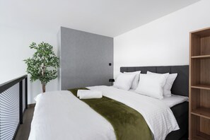 Apartament | Roba de llit hipoal·lergògena i cortines opaques 