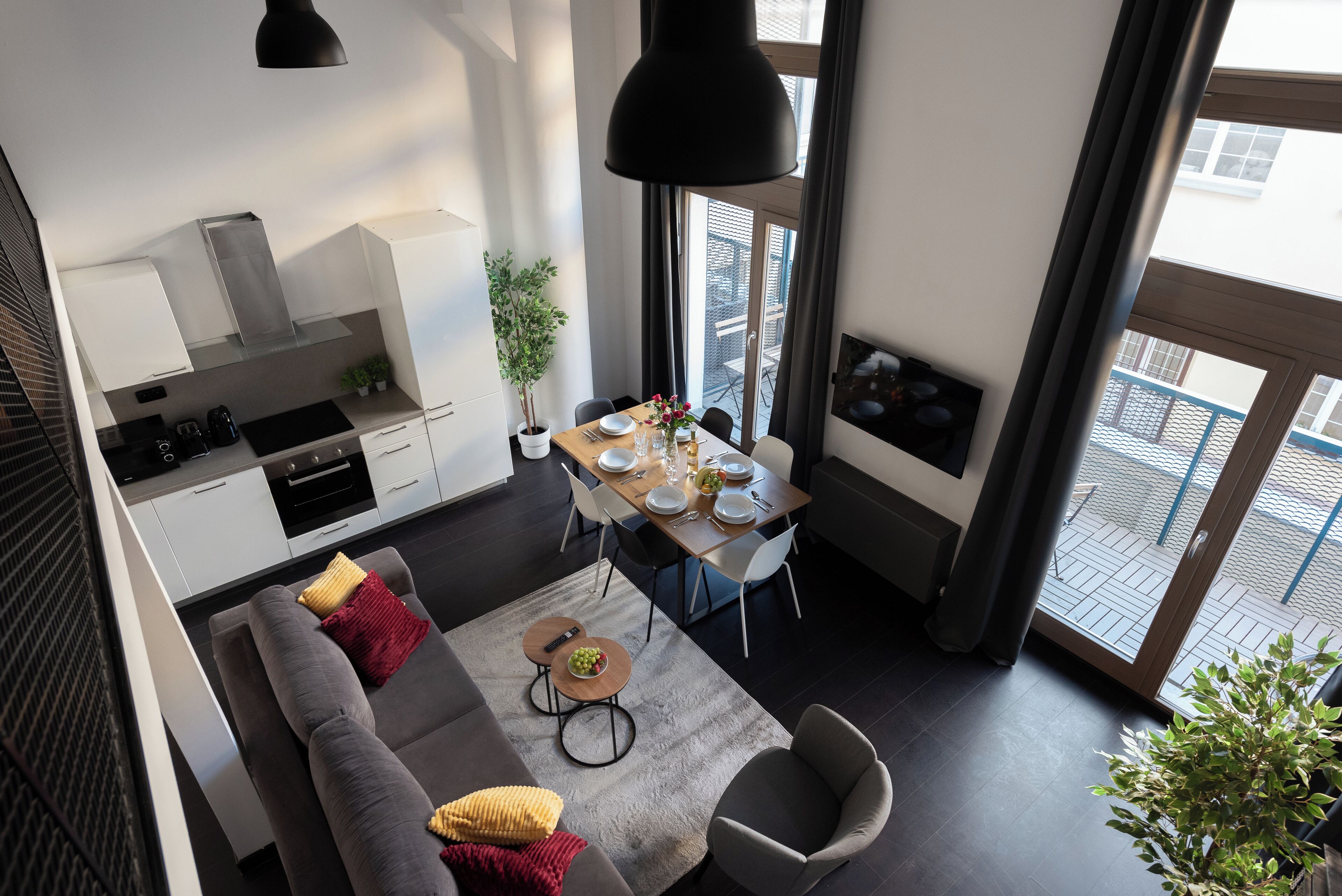 Apartamento conforto, vista para o pátio | Área de estar | Smart TV 32 polegadas com canais a cabo, Netflix, serviços de streaming