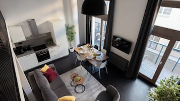 Apartamento conforto, vista para o pátio | Área de estar | Smart TV 32 polegadas com canais a cabo, Netflix, serviços de streaming