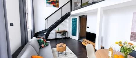 Chambre Supérieure | Coin séjour | TV connectée de 32 pouces avec chaînes par câble, Netflix