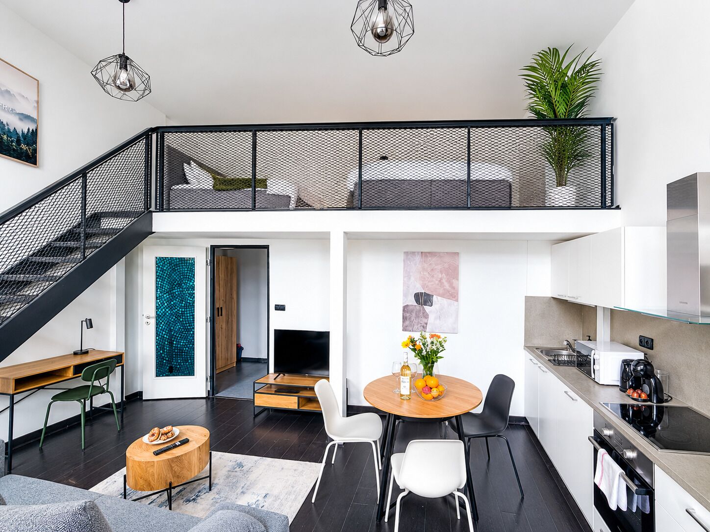 Eine moderne Loftswohnung mit Essbereich, Küche und einem Balkon mit Aussicht.