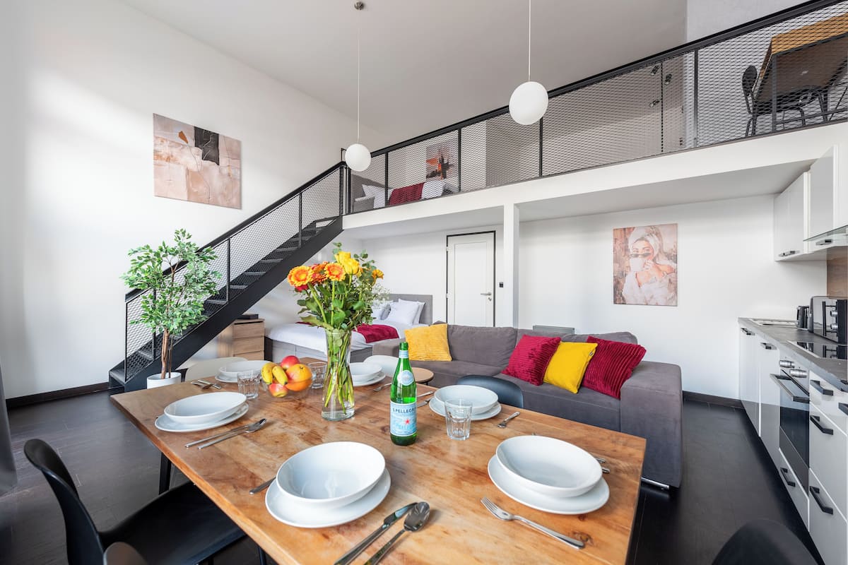 Een modern appartement met een eethoek, keuken en woonruimte.