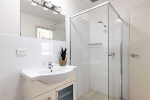 Douche, séchoir à cheveux, serviettes fournies