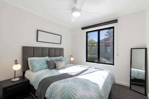3 habitaciones, escritorio y tabla de planchar con plancha 